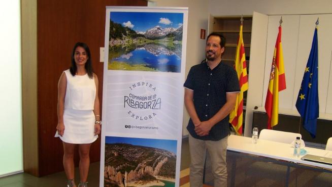 Los consejeros comarcales de Ribagorza Pilar Palacín e Isaac Sanrromá, responsables del área de Turismo, han presentado la campaña.