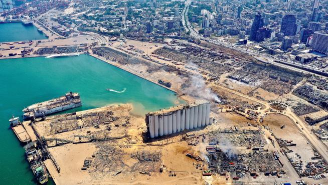 Imagen aérea del área de la explosión en Beirut