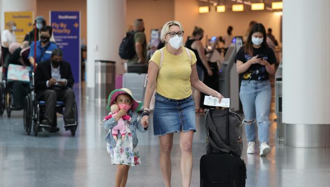 Una mujer con su hija en un aeropuerto de Los Angeles, en Estados Unidos.