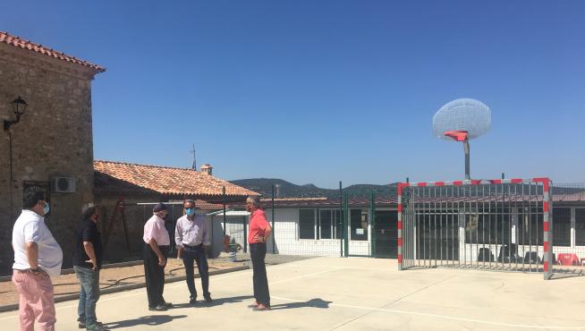 Juan Antonio Sánchez Quero, presidente de la DPZ, en su visita a Aldehuela de Liestos.