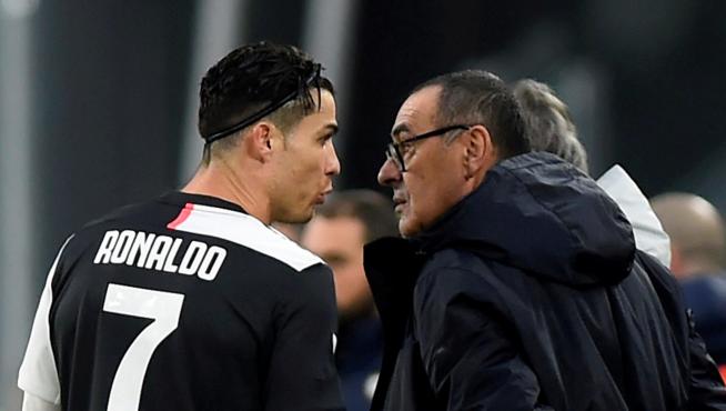 FILE PHOTO: Soccer Football - Serie A - Juventus v Udinese - Allianz Stadium, Turin, Italy - December 15, 2019 Juventus' Cristiano Ronaldo talks to coach Maurizio Sarri REUTERS/Massimo Pinca/File Photo [[[REUTERS VOCENTO]]] SOCCER-ITALY-SARRI/