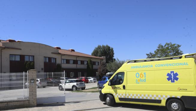 Imagen de archivo de una ambulancia entrando a la residencia de Chimillas para trasladar a un usuario al hospital San Jorge.