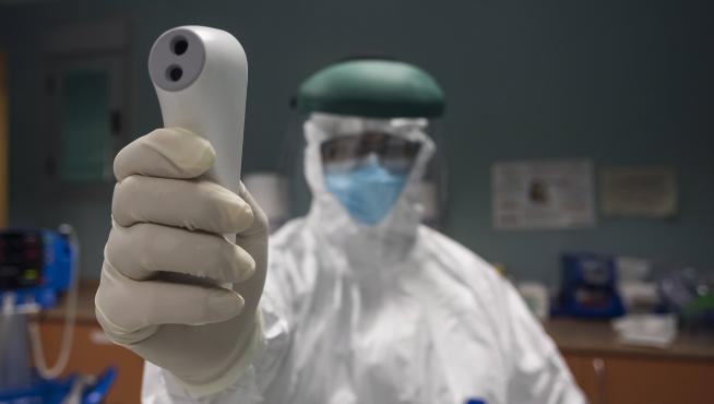 Un médico del hospital Miguel Servet de Zaragoza con un termómetro de frente