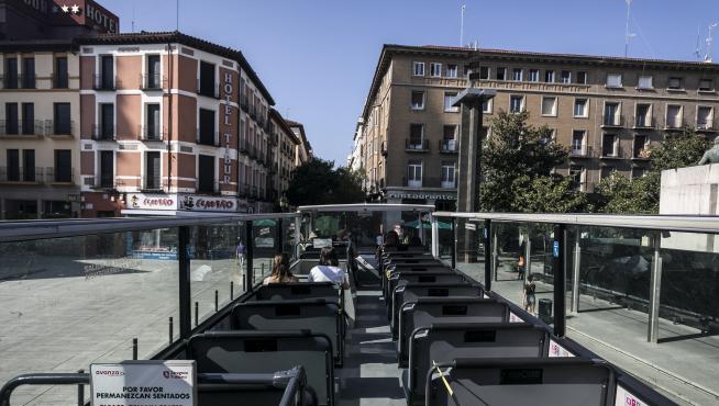 Un autobús de Zaragoza Turismo en la parada de la plaza del Pilar, ayer, sobre las 10.30.