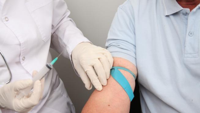 El test serológico se efectúa mediante un análisis de sangre