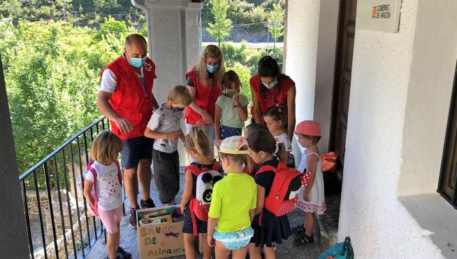 Los niños y niñas de la Escuela de Verano de Ansó entregan los alimentos a Cruz Roja.