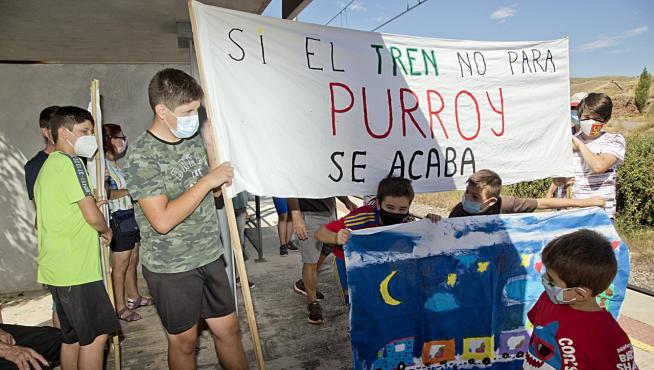 Los niños de Purroy participaron el jueves en la protesta que se llevó a cabo en la estación.