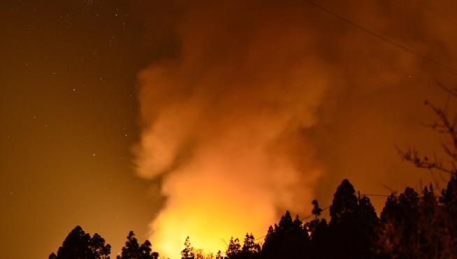 Activan la UME para las labores de extinción del incendio de La Palma