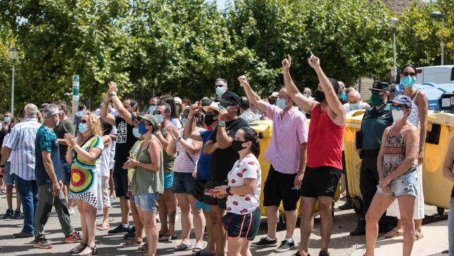Vecinos de Cadrete en Zaragoza protestando por la okupación ilegal del municipio y exigir más medidas de seguridad.