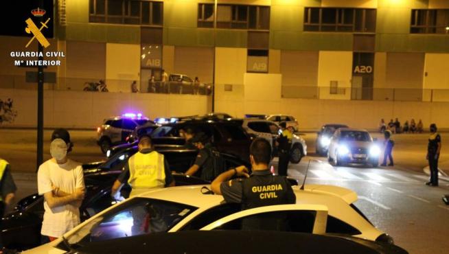 Concentración ilegal de más de 150 coches que iban a competir de madrugada en un polígono en Zaragoza
