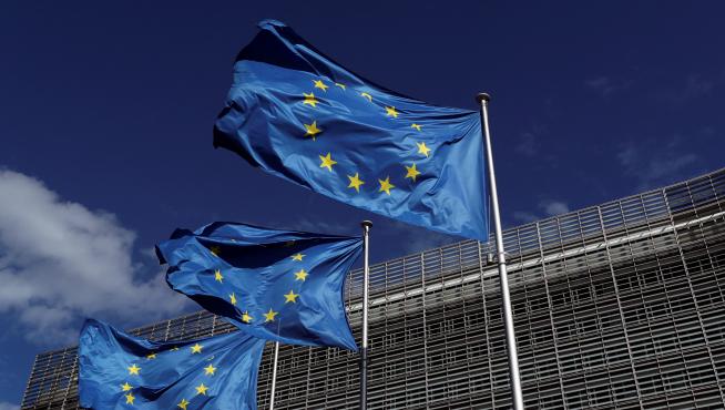 Banderas europeas ante la sede de la Comisión en Bruselas.
