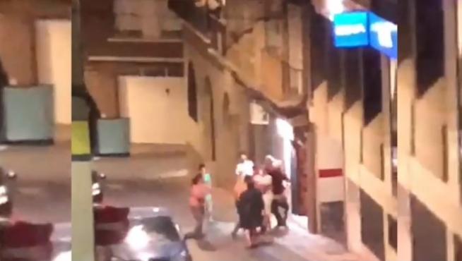 Dos policías fueron heridos el pasado jueves en la localidad zaragozana de Tauste al intentar mediar en una pelea en la que participaron más de una docena de personas.