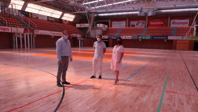 Visita municipal al pabellón Los Planos de Teruel, que estrena pavimento