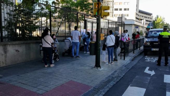 Agentes de la Policía de Zaragoza han facilitado los accesos a los colegios de la capital aragonesa.