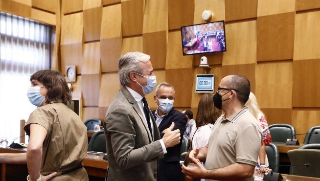 El alcalde, Jorge Azcón, conversa con Alberto Cubero (ZEC) con Lola Ranera (PSOE) a su espalda.