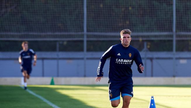 Guti, en plena carrera durante una fase física del entrenamiento del Real Zaragoza.