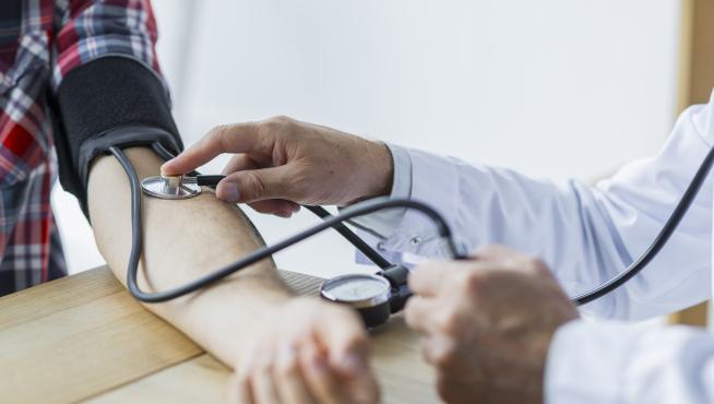 Los investigadores examinaron la tasa de tres tipos de presión arterial alta en relación con el porcentaje de tejido graso en las piernas de casi 6.000 adultos.
