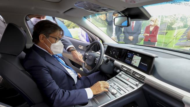 El consejero de Industria, Arturo Aliaga, en el primer Hyundai Nexo de hidrógeno que se matricula en España.