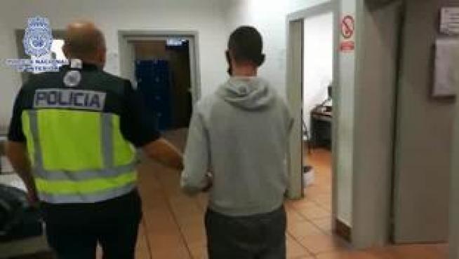 Robó con violencia en una tienda de la alimentación de la avenida de América y asaltó en plena calle a un viandante en Escultor Lobato.