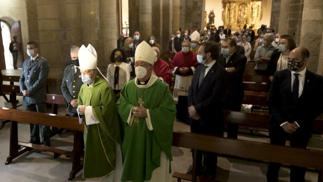 En la ceremonia coincidieron los obispos de Barbastro-Monzón (dcha) y Lérida.