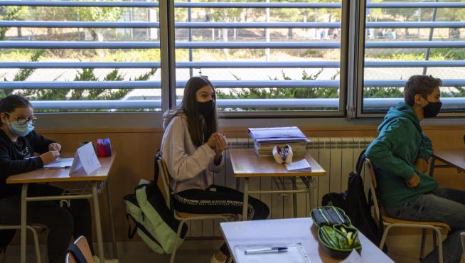 El consejero de Educacion del gobierno de Aragon Felipe Faci visita el instituto de secundaria segundod e Chomon en Teruel en el primer dia de clase de secundaria. foto Sntonio Garcia/Bykofot. 10/09/20 [[[FOTOGRAFOS]]] [[[HA ARCHIVO]]]