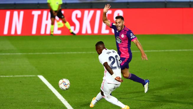 Vinicius golpea para marcar el gol de la victoria del Real Madrid ante el Valladolid