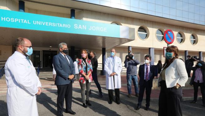La consejera Sira Repollés, a su llegada al San Jorge de Huesca, que ya luce el letrero de hospital universitario.