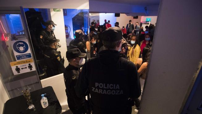 Agentes de la Policía Nacional y Local identifican a 75 jóvenes que se encontraban en un bar de La Magdalena sin mascarilla ni distancia.