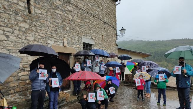 Protesta de los vecinos de Aragüés del Puerto por una sanidad rural digna.