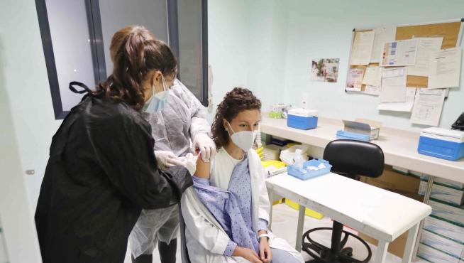 Personal sanitario vacunándose de la gripe en Zaragoza.