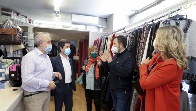 El alcalde de Huesca visita uno de los comercios acogidos a la campaña de bonos descuento.