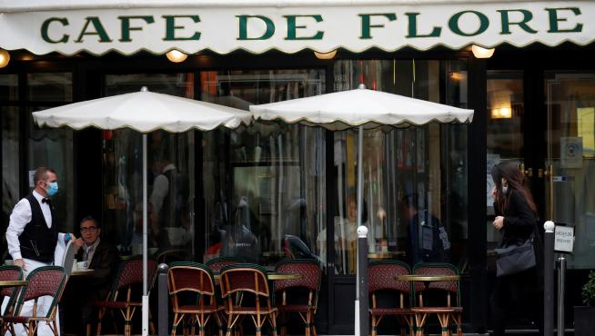 Un camarero con mascarilla en la terraza del Cafe de Flore en Paris, el pasado lunes.