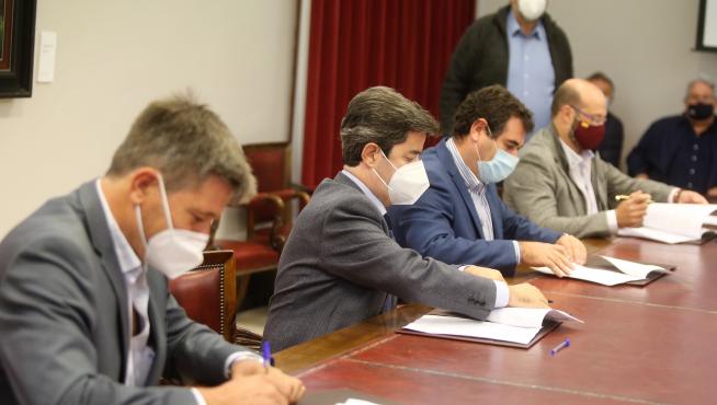 Los alcaldes de Banastás, Huesca, Alerre y Chimillas durante la firma del convenio.