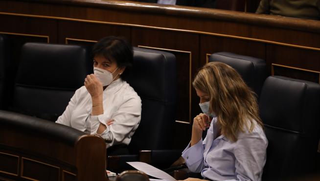 Isabel Celaá, junto a Yolanda Díaz en el Congreso