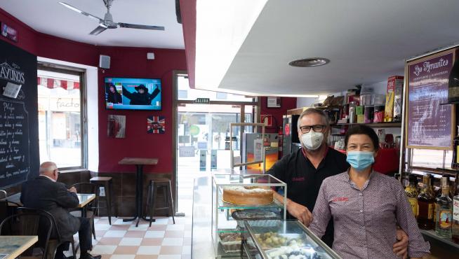Raúl Pérez con su mujer María Pilar Gómez en el bar Los Amantes que regentan en Zaragoza.