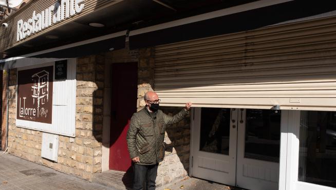 Ricardo Arroyo, gerente del restaurante La Torre Plaza de Zaragoza que cierra.