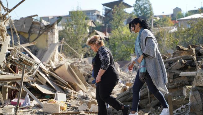 Dos mujeres caminan por una zona en ruinas de Stepanakert, capital de Nagorno Karabaj, este sábado.