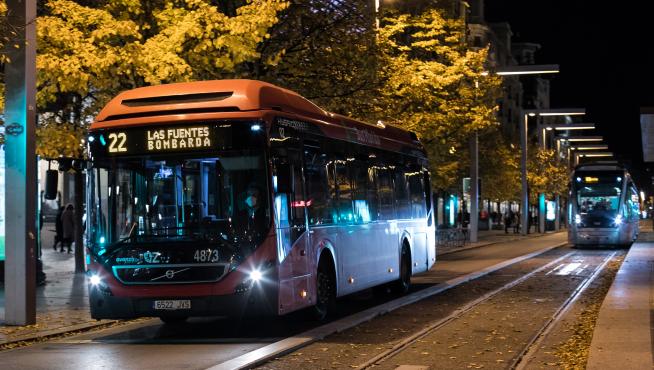 Un autobús urbano circulando este domingo en Zaragoza a la hora que comenzaba el toque de queda