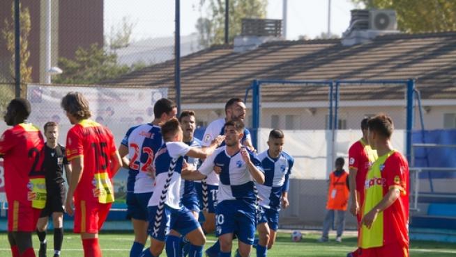 Los jugadores del Ebro celebran el tanto conseguido por Carri desde los 11 metros.