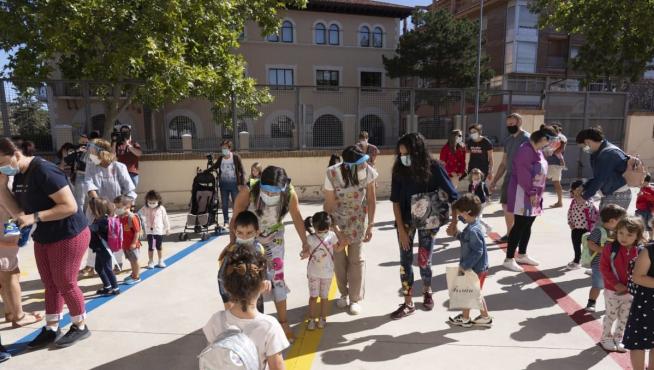 Salida de clase de alumnos del primero de infantil en el colegio Ensanche en Teruel.