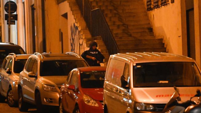 Vienna (Austria), 01/11/2020.- Austrian police patrol after a shooting near the 'Stadttempel' synagogue in Vienna, Austria, 02 November 2020. According to recent reports, at least one person is reported to have died and 3 are injured in what officials are treating as a terror attack. (Atentado, Viena) EFE/EPA/CHRISTIAN BRUNA Vienna terror attack