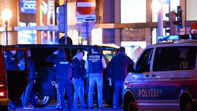 Vienna (Austria), 01/11/2020.- Austrian police men patrol after a shooting near the 'Stadttempel' synagogue in Vienna, Austria, 02 November 2020. According to recent reports, at least one person is reported to have died and 3 are injured in what officials are treating as a terror attack. (Atentado, Viena) EFE/EPA/CHRISTIAN BRUNA Vienna terror attack