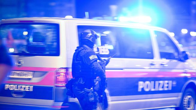 Vienna (Austria), 01/11/2020.- Austrian police arrive at the scene after a shooting near the Stadttempel' synagogue in Vienna, Austria, 02 November 2020. According to recent reports, at least one person is reported to have died and three are injured in what officials treat as a terror attack. (Atentado, Viena) EFE/EPA/CHRISTIAN BRUNA Vienna terror attack
