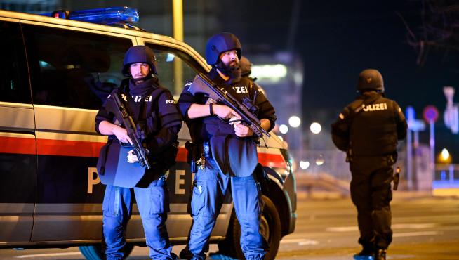 Vienna (Austria), 01/11/2020.- Austrian police special forces patrol after a shooting near the 'Stadttempel' synagogue in Vienna, Austria, 02 November 2020. According to recent reports, at least one person is reported to have died and three are injured in what officials treat as a terror attack. (Atentado, Viena) EFE/EPA/CHRISTIAN BRUNA Vienna terror attack