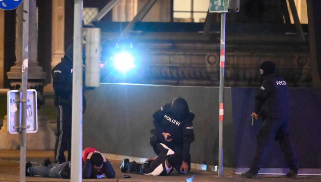 Vienna (Austria), 01/11/2020.- Austrian police special forces patrol after a shooting near the 'Stadttempel' synagogue in Vienna, Austria, 02 November 2020. According to recent reports, at least one person is reported to have died and three are injured in what officials treat as a terror attack. (Atentado, Viena) EFE/EPA/CHRISTIAN BRUNA Vienna terror attack