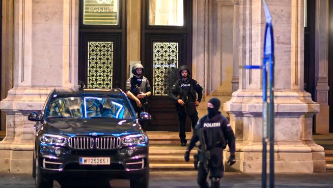 Vienna (Austria), 01/11/2020.- Austrian police men guard The Wiener Staatsoper (Vienna State Opera) after a shooting near the 'Stadttempel' synagogue in Vienna, Austria, 02 November 2020. According to recent reports, at least one person is reported to have died and three are injured in what officials treat as a terror attack. (Atentado, Viena) EFE/EPA/CHRISTIAN BRUNA Vienna terror attack