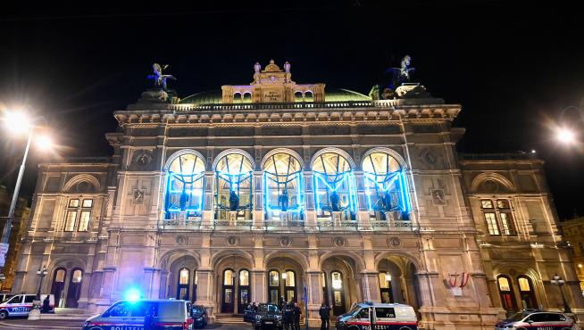 Vienna (Austria), 01/11/2020.- Austrian police men guard The Wiener Staatsoper (Vienna State Opera) after a shooting near the 'Stadttempel' synagogue in Vienna, Austria, 02 November 2020. According to recent reports, at least one person is reported to have died and three are injured in what officials treat as a terror attack. (Atentado, Viena) EFE/EPA/CHRISTIAN BRUNA Vienna terror attack