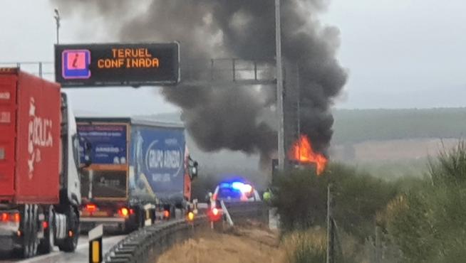 El incendio de un camión en la A-23 en Albentosa ha provocado retenciones.