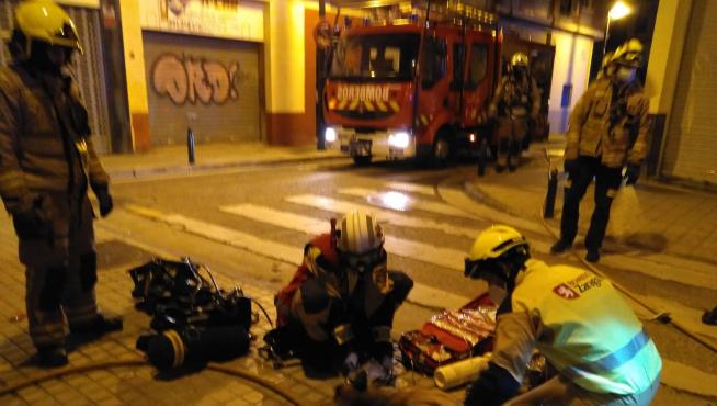 Los Bomberos auxilian a un perro afectado por el humo del incendio en Delicias.