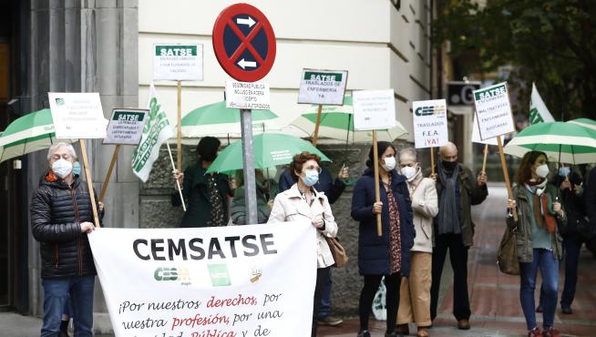 Cerca de 200 sanitarios se dieron cita este jueves frente a la consejería de Hacienda del Gobierno de Aragón
